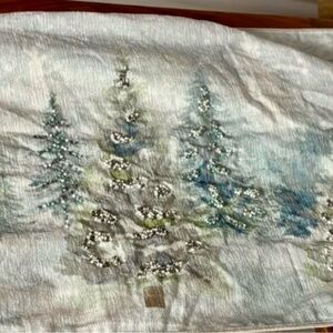 CYNTHIA ROWLEY
NEW YORK
TABLE RUNNER
Winter Forest 16" × 72"